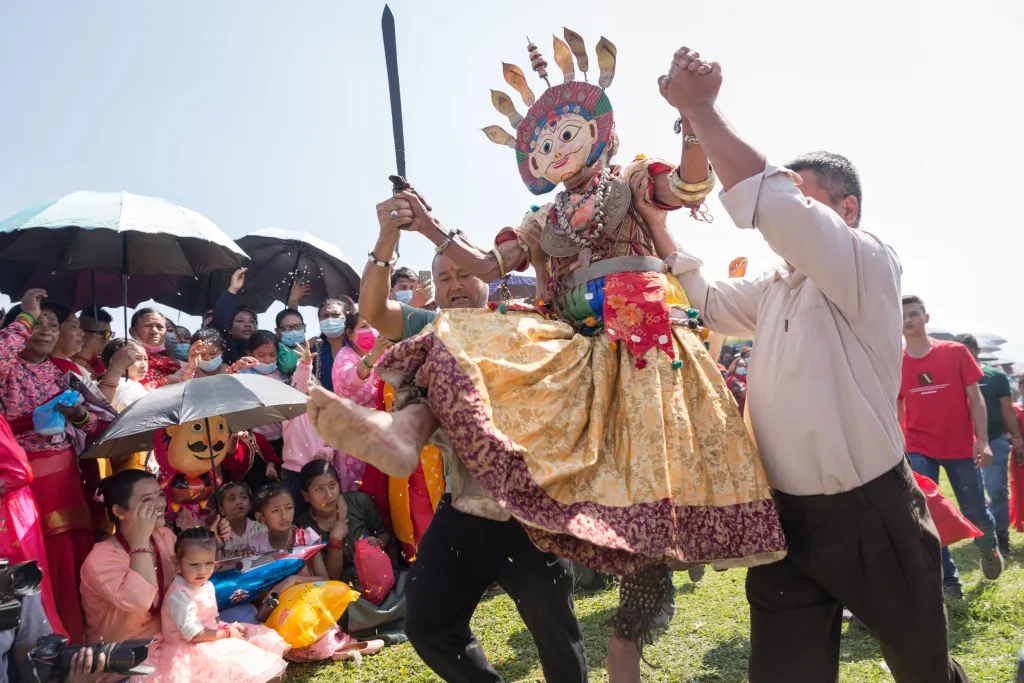 Festivalu Šikali Jatra v nepálském Pátanu vévodí ozdoby, masky a kostýmy, které jsou zasvěceny hinduistickým bohům