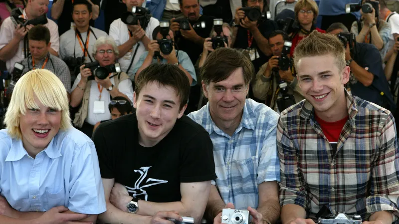Gus van Sant (druhý zprava) a herci z filmu Slon na festivalu v Cannes (2003)
