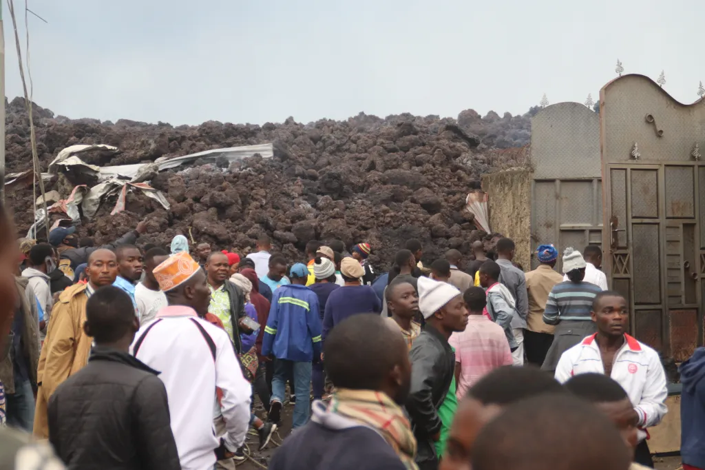 Po výbuchu konžské sopky Nyiragongo prchaly tisíce lidí z města Goma směrem k hranicím se sousední Rwandou