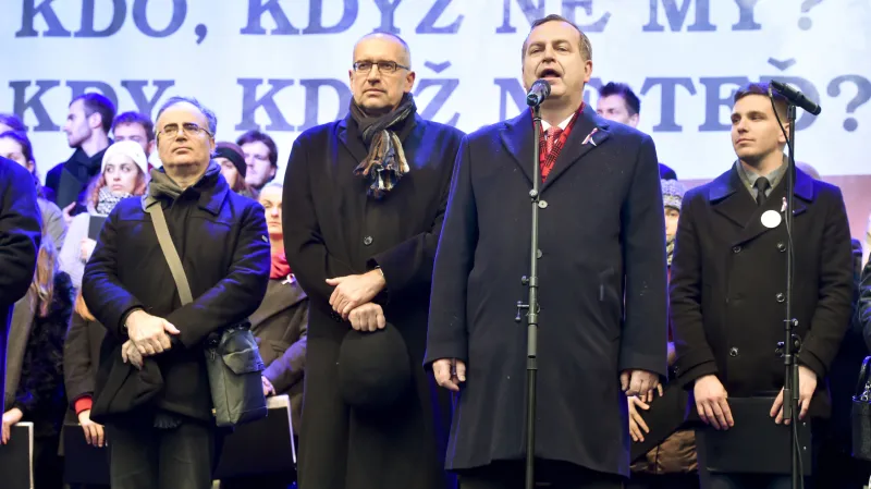 Na shromáždění na Albertově promluvili rektoři Masarykovy a Karlovy univerzity Mikuláš Bek a Tomáš Zima