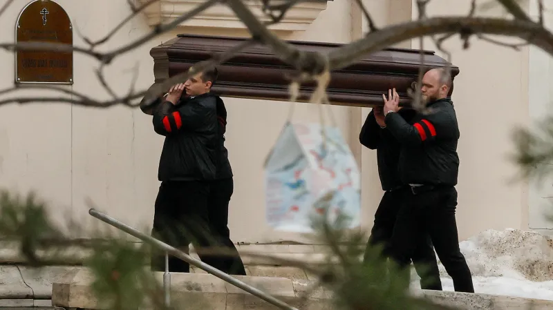 Muži nesou rakev s tělem ruského opozičního politika Alexeje Navalného do kostela.