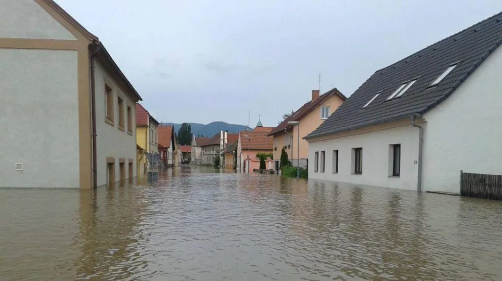 Zaplavená ulice v Českých Kopistech