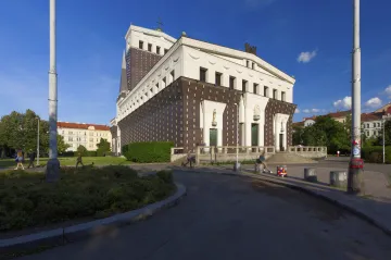 Opravu náměstí Jiřího z Poděbrad přenechá Praha 3 magistrátu hlavního města. Práce budou dražší