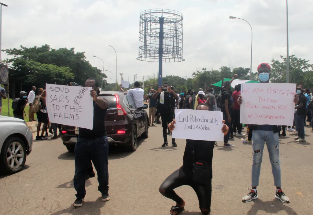 Demonstrace proti policejní brutalitě si v Nigérii vyžádaly několik obětí