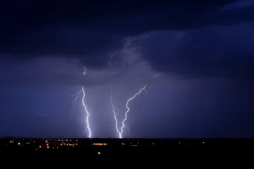 Silné bouřky se budou vyskytovat v Čechách až do čtvrtka, na Moravě dál hrozí požáry