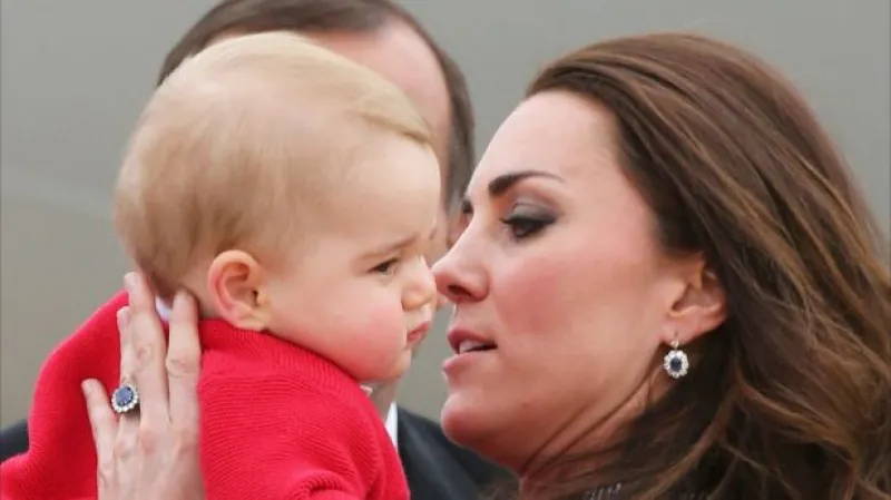 Princ George slaví první narozeniny