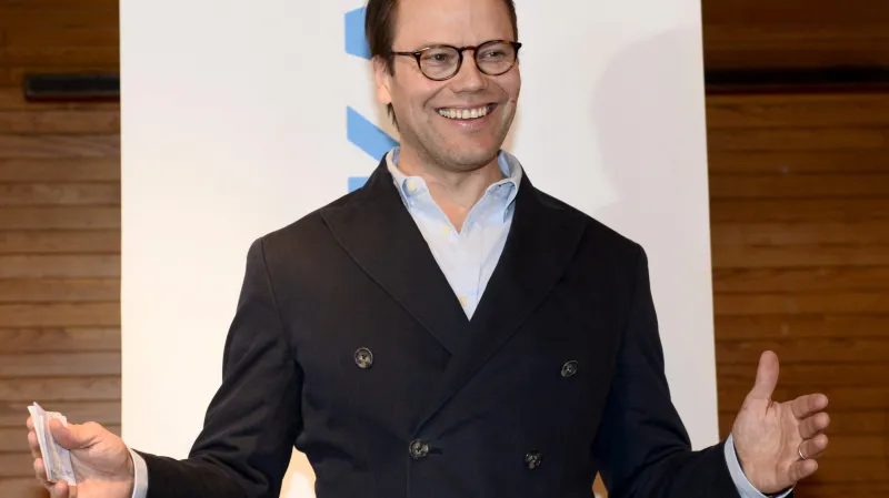 Takhle je veliký! Hrdý otec princ Daniel představuje svého syna