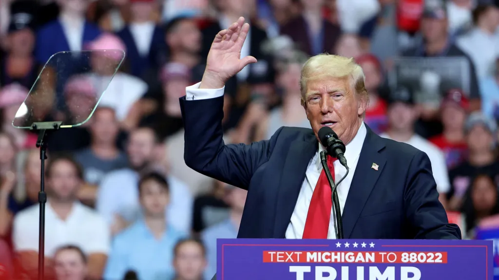 Donald Trump na předvolebním mítinku v Grand Rapids