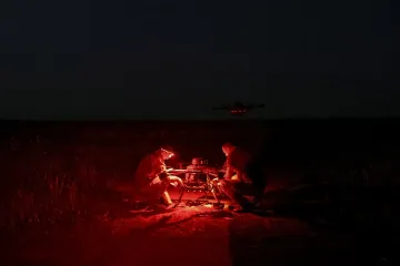 Ukrajina opět hlásí rekordní ruský útok. V Rusku hoří závod na navigace