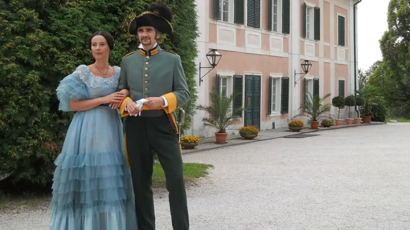 Lenka Vlasáková jako Božena Němcová a Martin Myšička jako její manžel Josef Němec (z dokumentu Obrazy ze života Boženy Němcové)