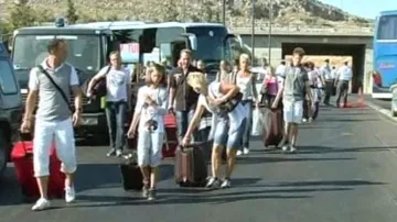 Kvůli stávce řeckých taxikářů museli turisté na letiště po svých