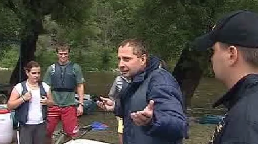 Vodák diskutuje s policejní hlídkou