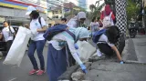 Dobrovolníci uklízeli také na Jakartě