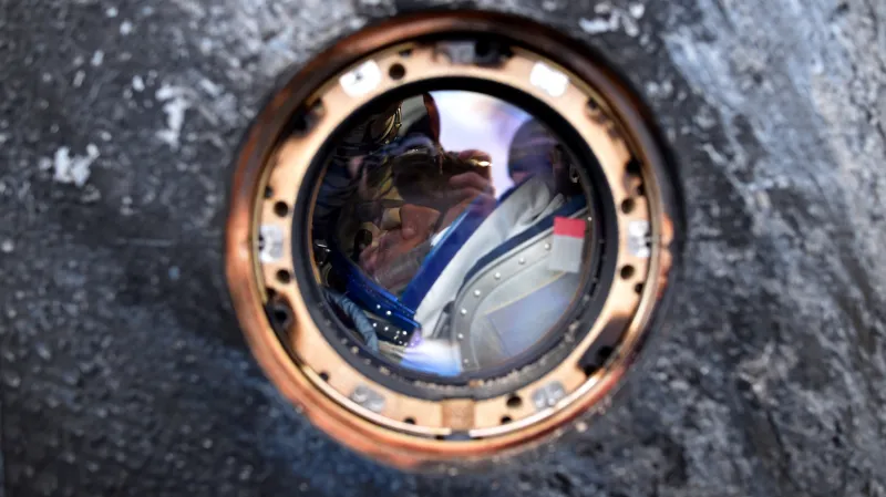 Astronauti Kelly a Kornijenko se vrátili na Zemi