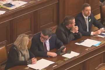 Vláda chce rychle schválit nižší valorizaci penzí, ve sněmovně ale naráží