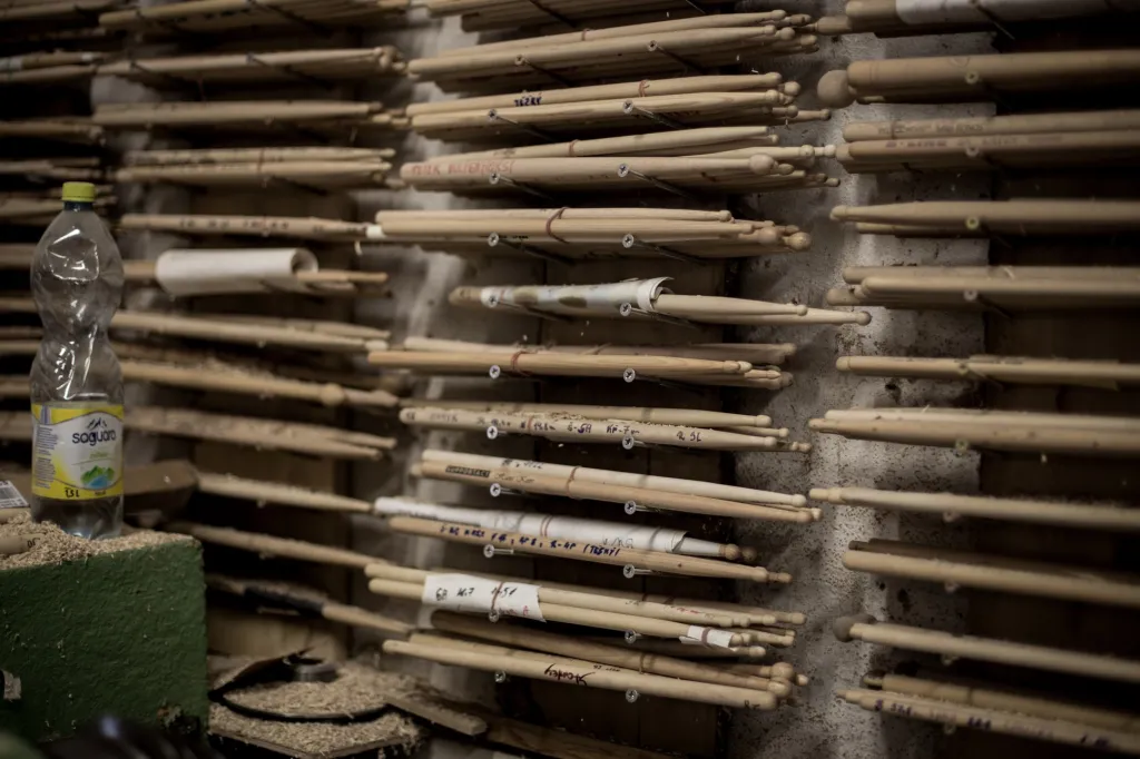 Právě kvalita a ruční práce se ukázala jako cesta. Bubeníci tak mají mimo standardizovaných paliček možnost nechat si dle svého přání vyrobit přesně ty, které jim sednou do ruky