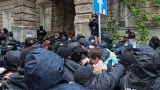Demonstranti se účastní protestu proti návrhu zákona o „zahraničních agentech“ v gruzínském Tbilisi