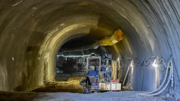 Stavbaři dokončili ražbu tunelu tramvajovou trať na brněnském sídlišti Kamechy