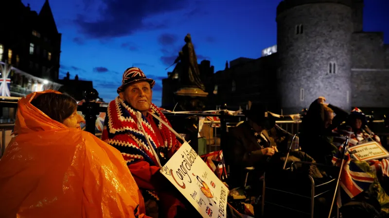 Fanoušci monarchie neváhali v ulicích Windsoru několik dní stanovat