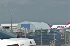 Stovky Čechů zaparkovaly na letišti v Polsku a nemohou dostat auto zpět