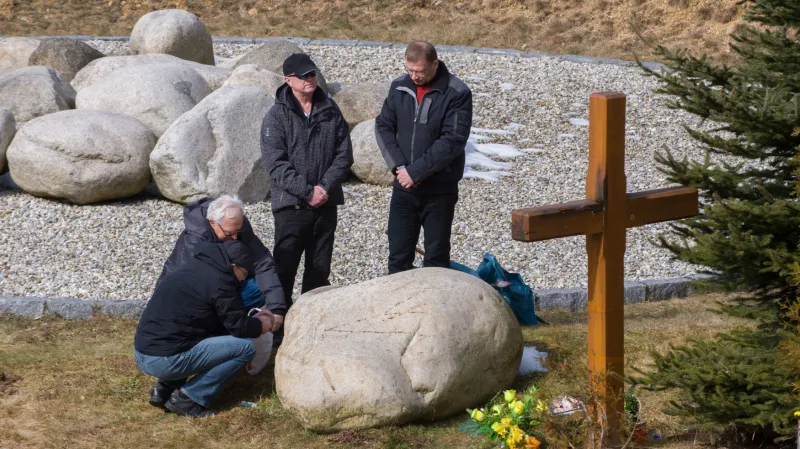 Pozůstalí po obětech nehody při připomínce desátého výročí tragédie (8.3.2013)