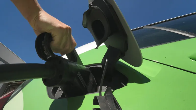 Dobíjení elektromobilu. Ilustrační foto