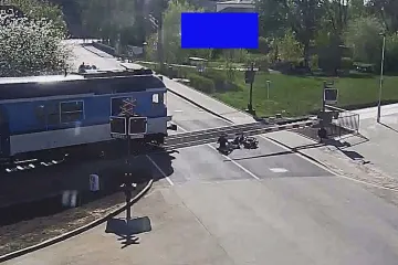 Senior spadl z motorky na koleje, když přijížděl vlak. Na pomoc přispěchal jediný člověk, vytáhl ho včas