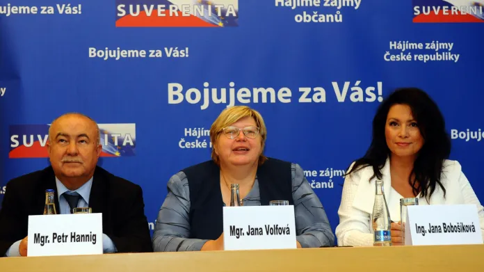 Petr Hannig, Jana Volfová a Jana Bobošíková při představování priorit pro senátní a komunální volby (10. 8. 2010)