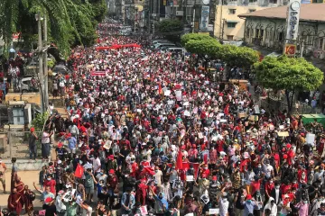 „Nechceme vojenskou diktaturu.“ V Myanmaru vyšly do ulic desetitisíce lidí