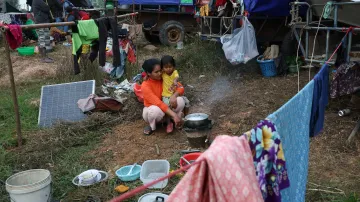Žena s dítětem v uprchlickém táboře v Srei Snam během střetů mezi Thajskem a Kambodžou