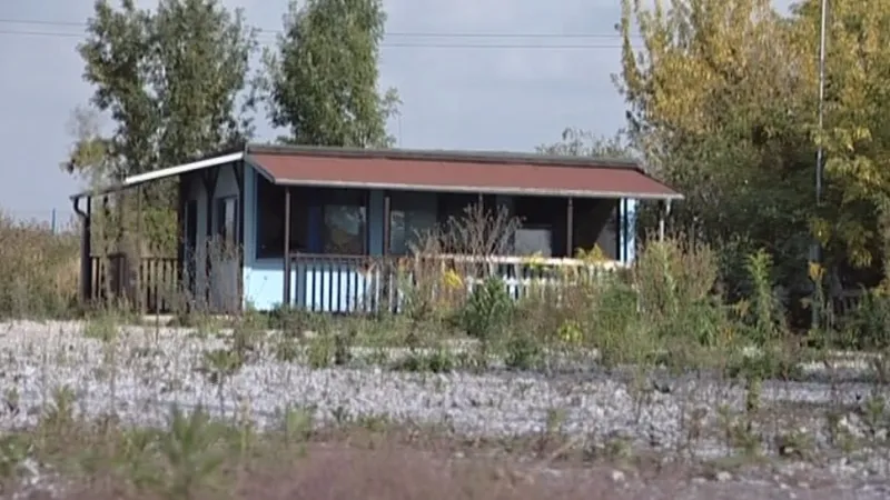 Chatka obývaná seniorem