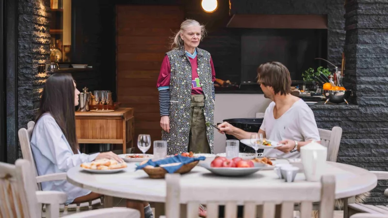 Aneta Vignerová, Zuzana Bydžovská a Slávek Horák při natáčení seriálu Na tělo