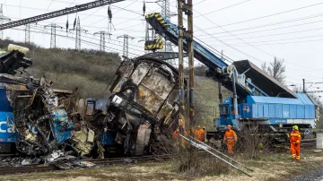 Oddělování lokomotiv po srážce dvou vlaků na Teplicku