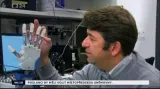Vědci zhotovili bionickou ruku se schopností citu