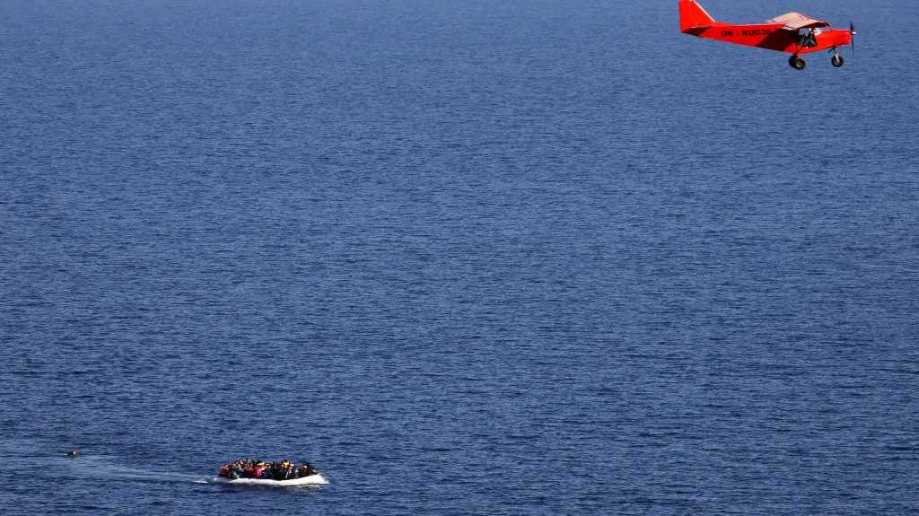 Letadlo Frontexu dohlíží na člun s migranty