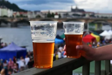 Češi žijí nezdravě, umírají proto dříve než průměrní Evropané, zjistili vědci