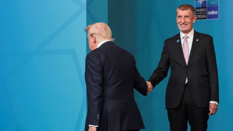 Premiér Andrej Babiš si podává ruku s prezidentem USA Donaldem Trumpem
