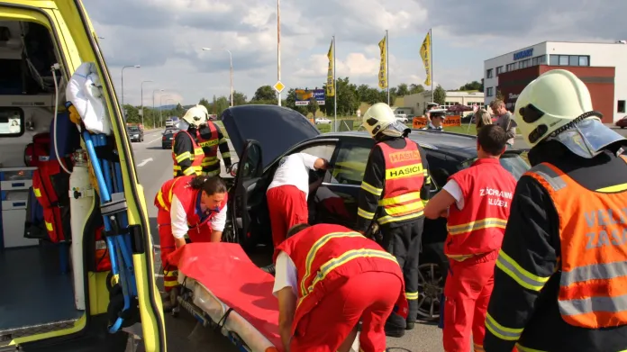 Zásah záchranářů a hasičů na místě nehody