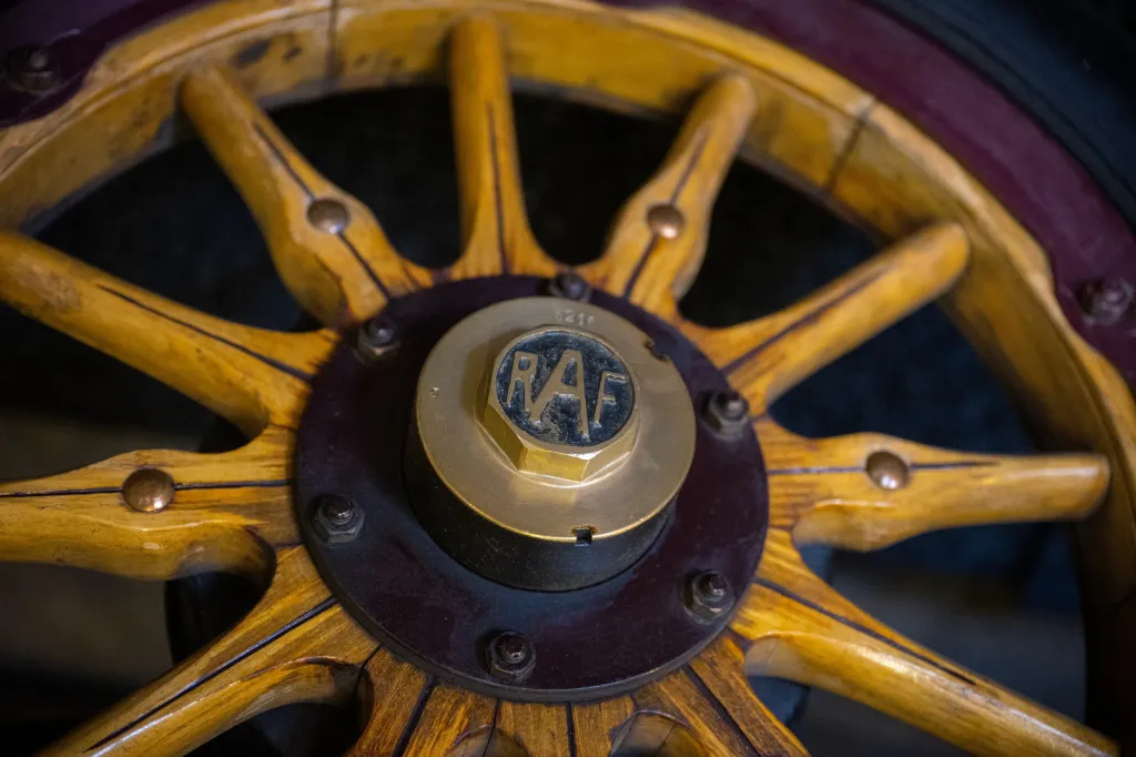 Odhalení historického vozu RAF 18/22 v Technické muzeum