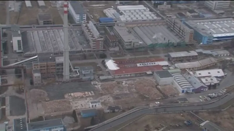 Letecké záběry továrny, která lehla popelem