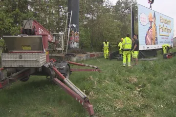 Dozvukům likvidace nezákonného billboardu na D1 se věnovali Reportéři ČT