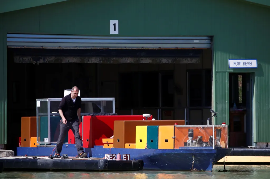 Ve výcvikovém středisku Port Revel ve Francii trénují námořníci průjezd Suezským průplavem na zmenšených modelech lodí