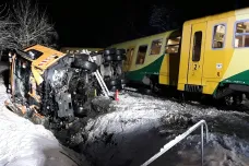 U Rožné na Žďársku po srážce s nákladním autem vykolejil vlak. Dva lidé se zranili