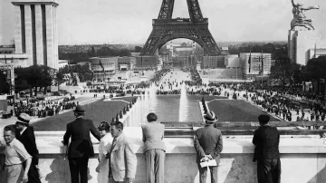 Eiffelova věž během Světové výstavy v roce 1937