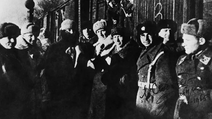 Ludvík Svoboda (pátý zleva) s příslušníky československého polního praporu před odjezdem na Ukrajinu v lednu 1943