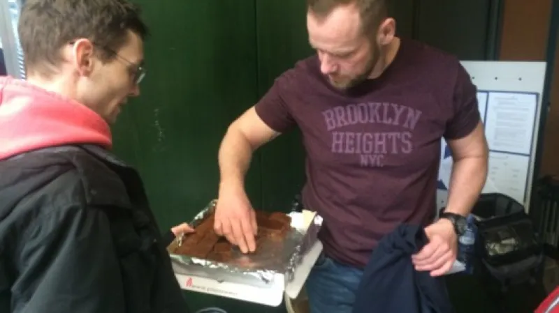 Na place se za odměnu za splněný plán rozdává domácí upečený perník, který dodala divačka a sympatizantka seriálu Karolína D. Slyšíme na její umění výhradně chválu - děkujeme!