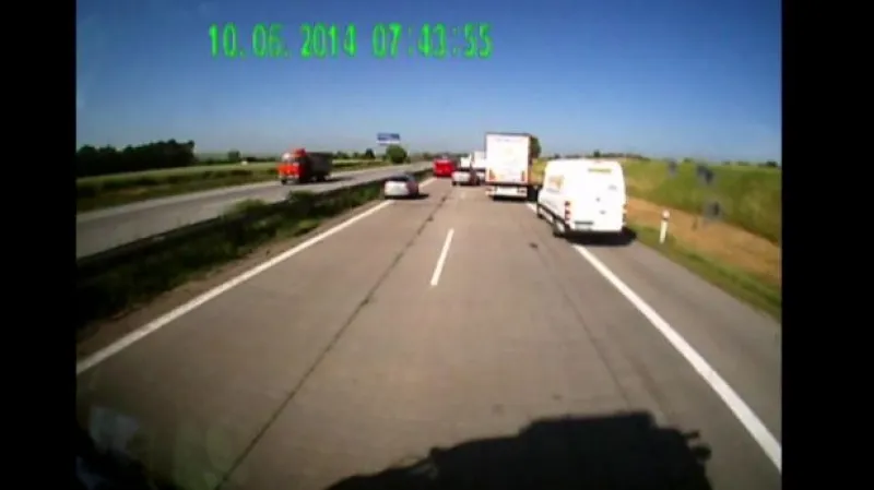 Řidiči neumí záchranářům uhýbat (záběry hasičů)