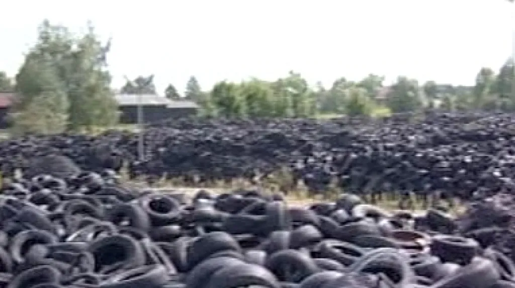 Černá skládka pneumatik