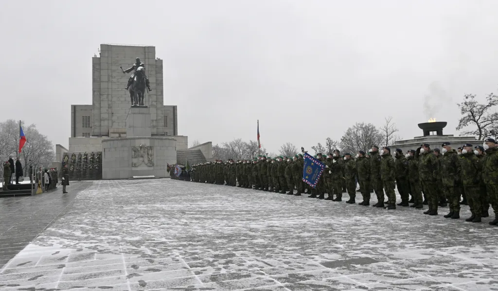 Vláda v demisi ocenila vojáky za jejich pomoc během epidemie koronaviru