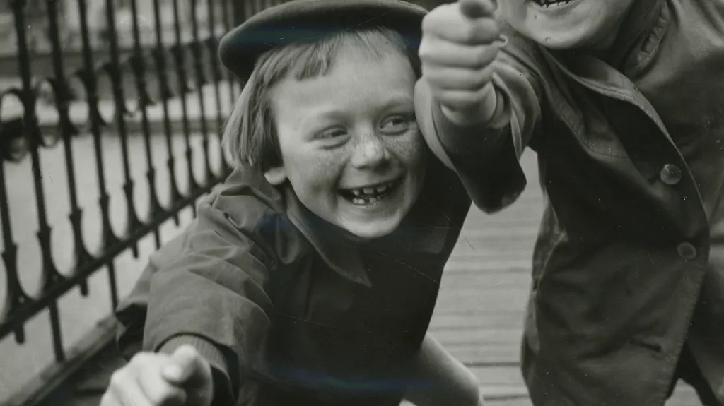 Dvě na mostě, 1959